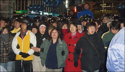 "평화시위를 보장하라"며 경찰 앞에 선 인간장벽. 